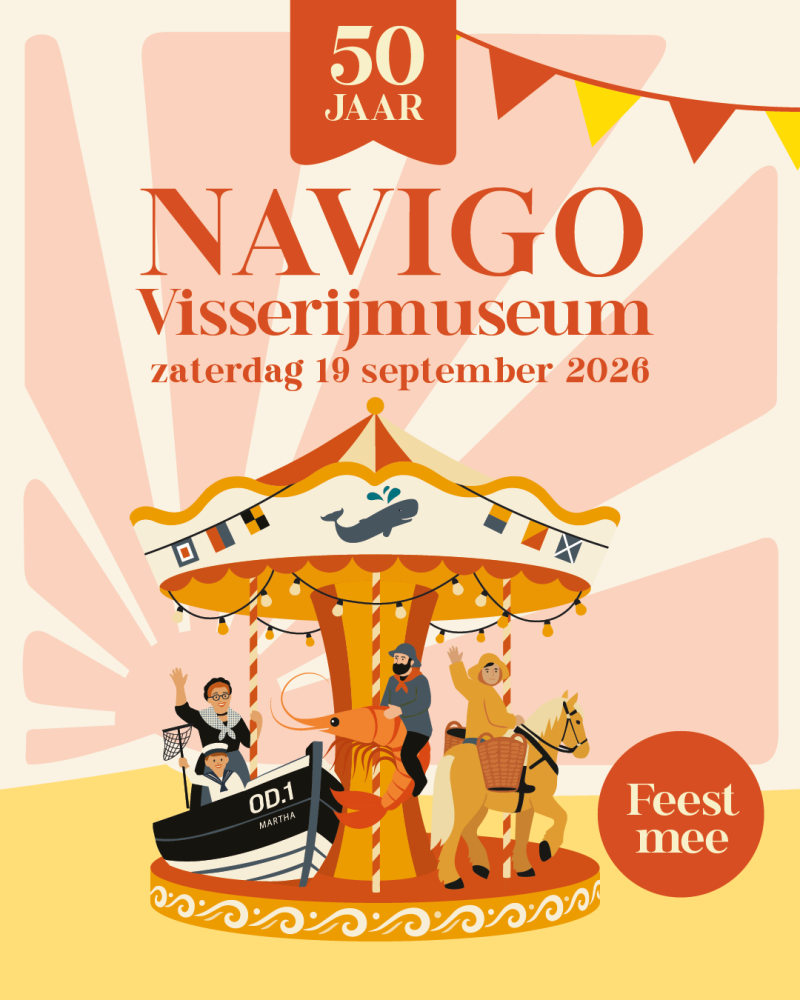 Een feestelijke carrousel met een garnaalvisser te paard, het schip de Martha, traditioneel uitgedoste vissers en seinvlaggetjes.