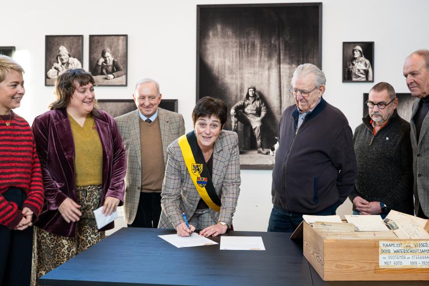 schenking vissersfiches aan het museum 