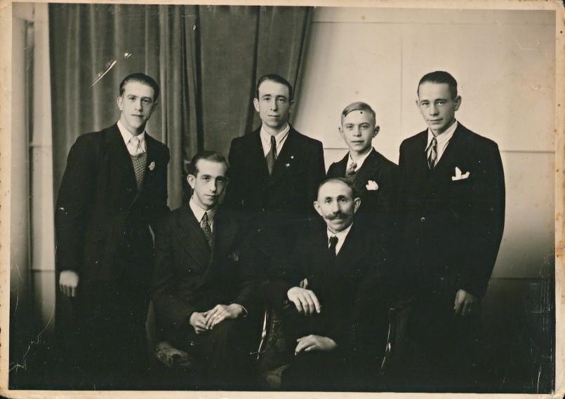 De broers en vader Legein. Achteraan (vlnr): Camiel, Henri, Hubert en August. Vooraan (vlnr): Leopold en vader Louis.