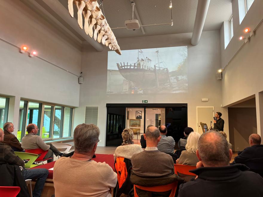 Vrijwilligers volgen de opleiding begeleider van de N.116 in het NAVIGO Visserijmuseum.