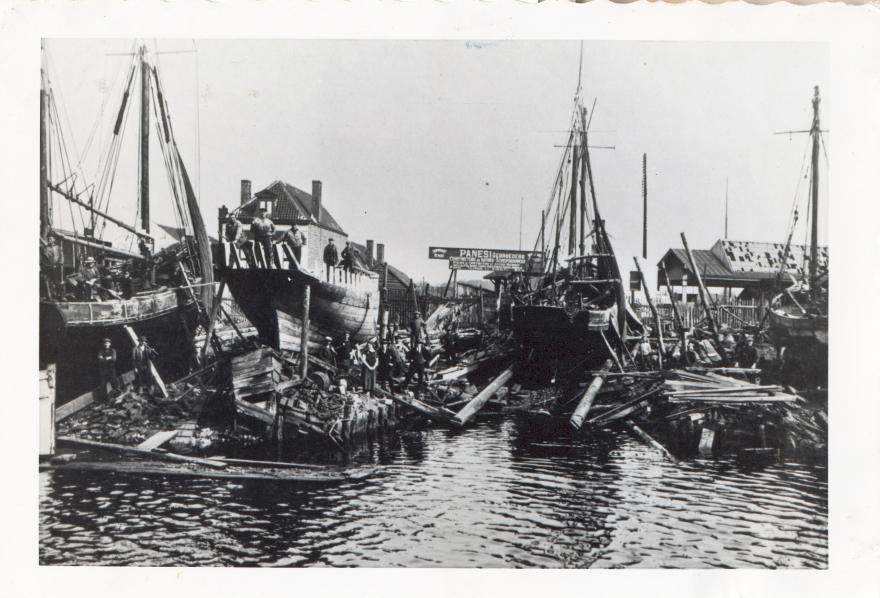 Zicht op de scheepswerf van Panesi bij het derde handelsdok in 1926. Er zijn een viertal schepen in aanbouw zichtbaar (Collectie NAVIGO-Nationaal Visserijmuseum). Zicht op de scheepswerf van Panesi bij het derde handelsdok in 1926. Er zijn een viertal schepen in aanbouw zichtbaar (Collectie NAVIGO-Nationaal Visserijmuseum).